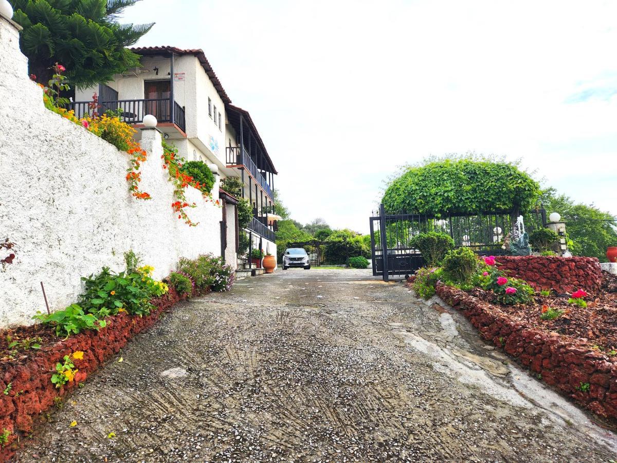 Yalla Chorefto - Hotel & Fun Bagian luar foto